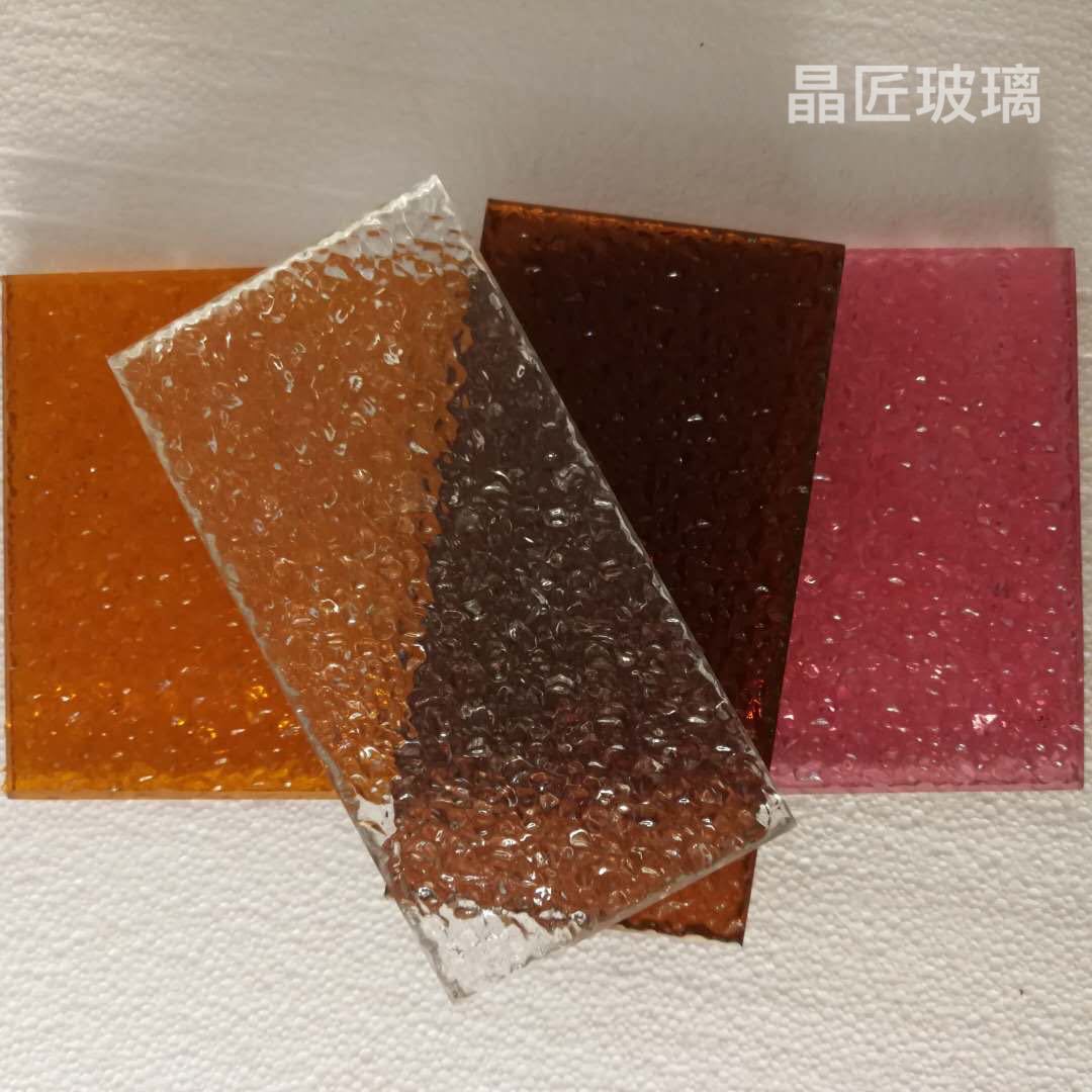 厂家供应艺术颗粒纹彩色玻璃 不褪色鱼鳞水波纹压花原片玻璃定制