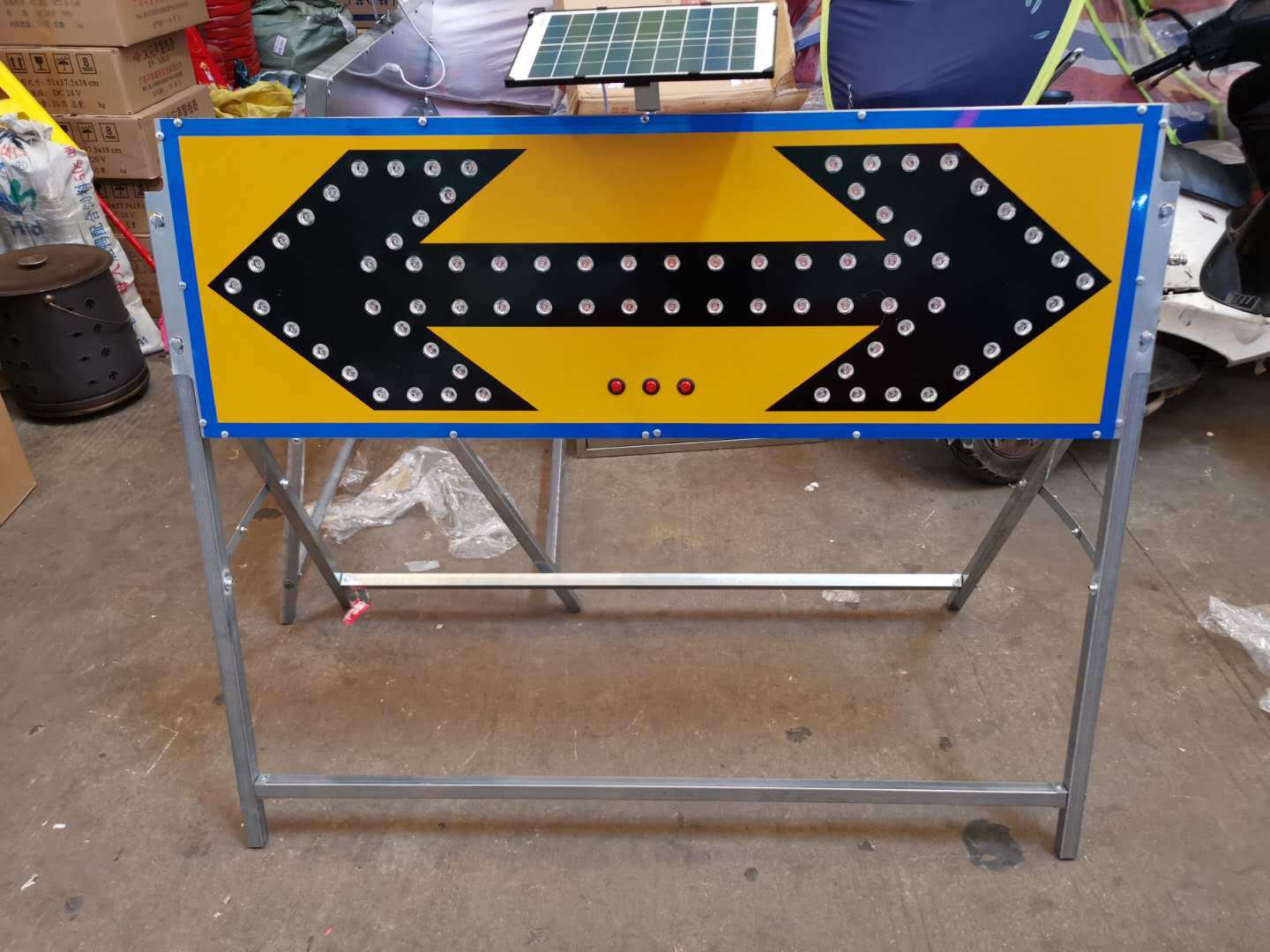 太阳能箭头灯led道路施工牌太阳能导向牌夜间警示交通诱导灯