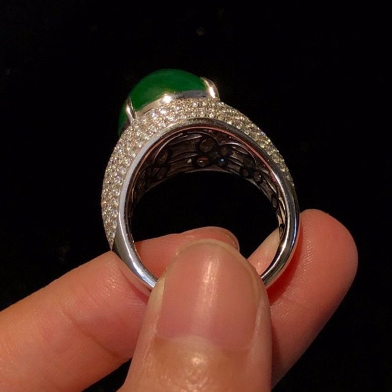 时尚大气阳绿翡翠蛋面男戒 霸气18k金满天星款镶钻翡翠男士戒指
