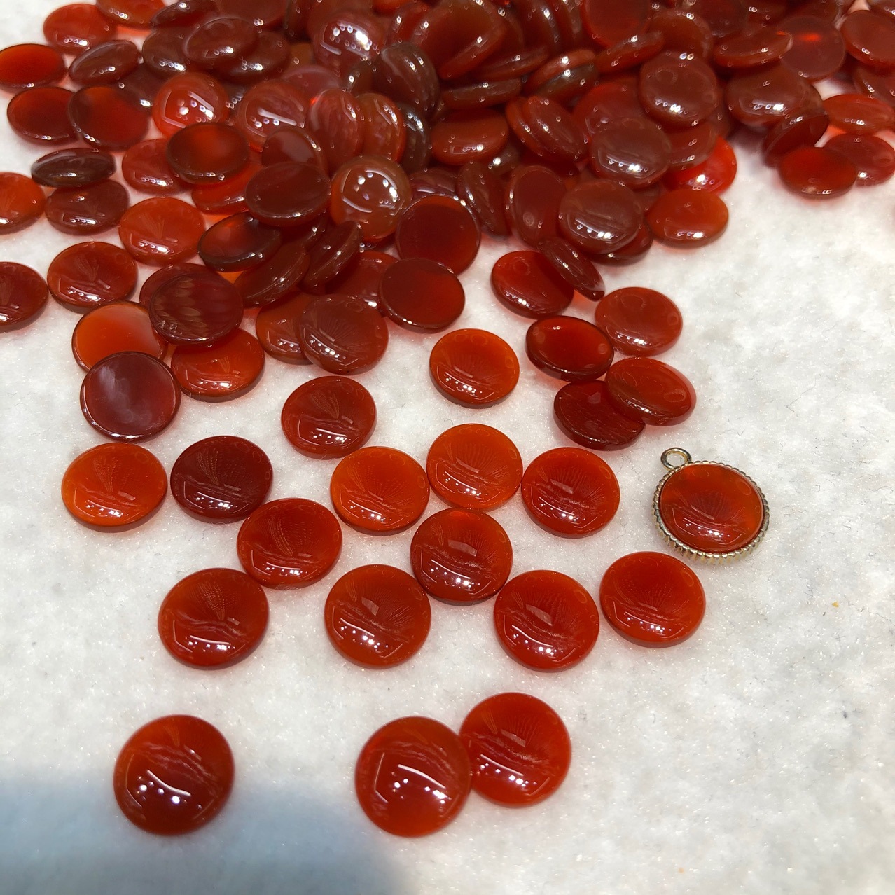 厂家直销半宝石平底弧面红玛瑙玉髓其他色可接受定制欢迎来样加工