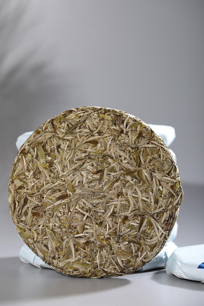 2018年福鼎白茶特级白毫银针茶饼高山春茶头采茶叶豪香350g批发