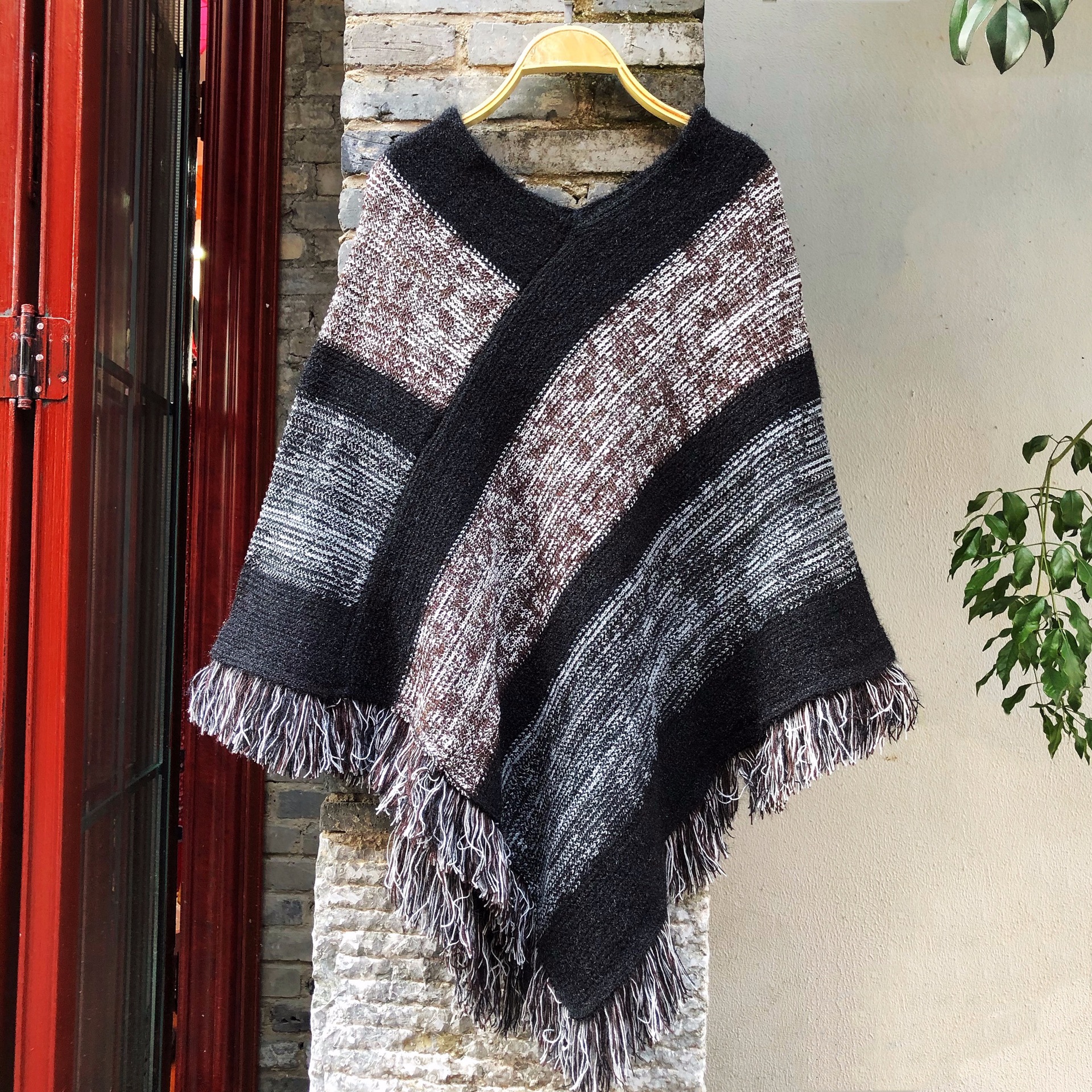 民族风套头披肩西藏云南青海民族风斗篷套头保暖流苏披肩旅游服饰