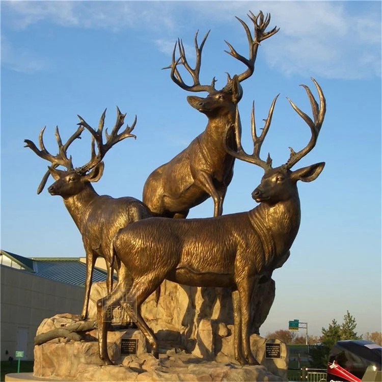 铸铜彩绘卧着的小鹿 铸铜铜鹿 铸铜仿铜小鹿雕塑 卡通铜鹿雕塑