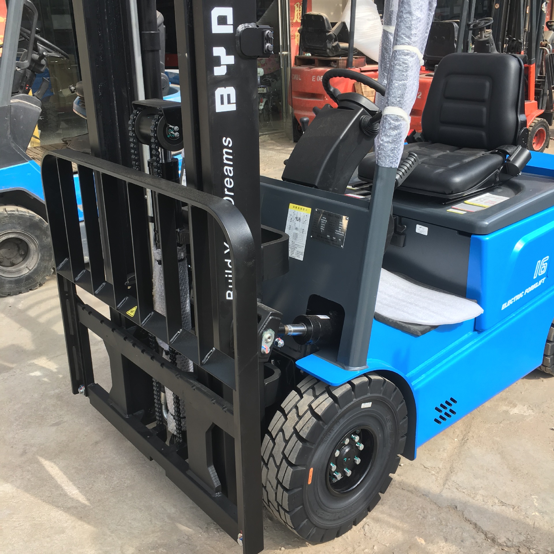 全新比亚迪锂电池四轮平衡重式电动叉车 磷酸铁锂电池新能源叉车-阿里