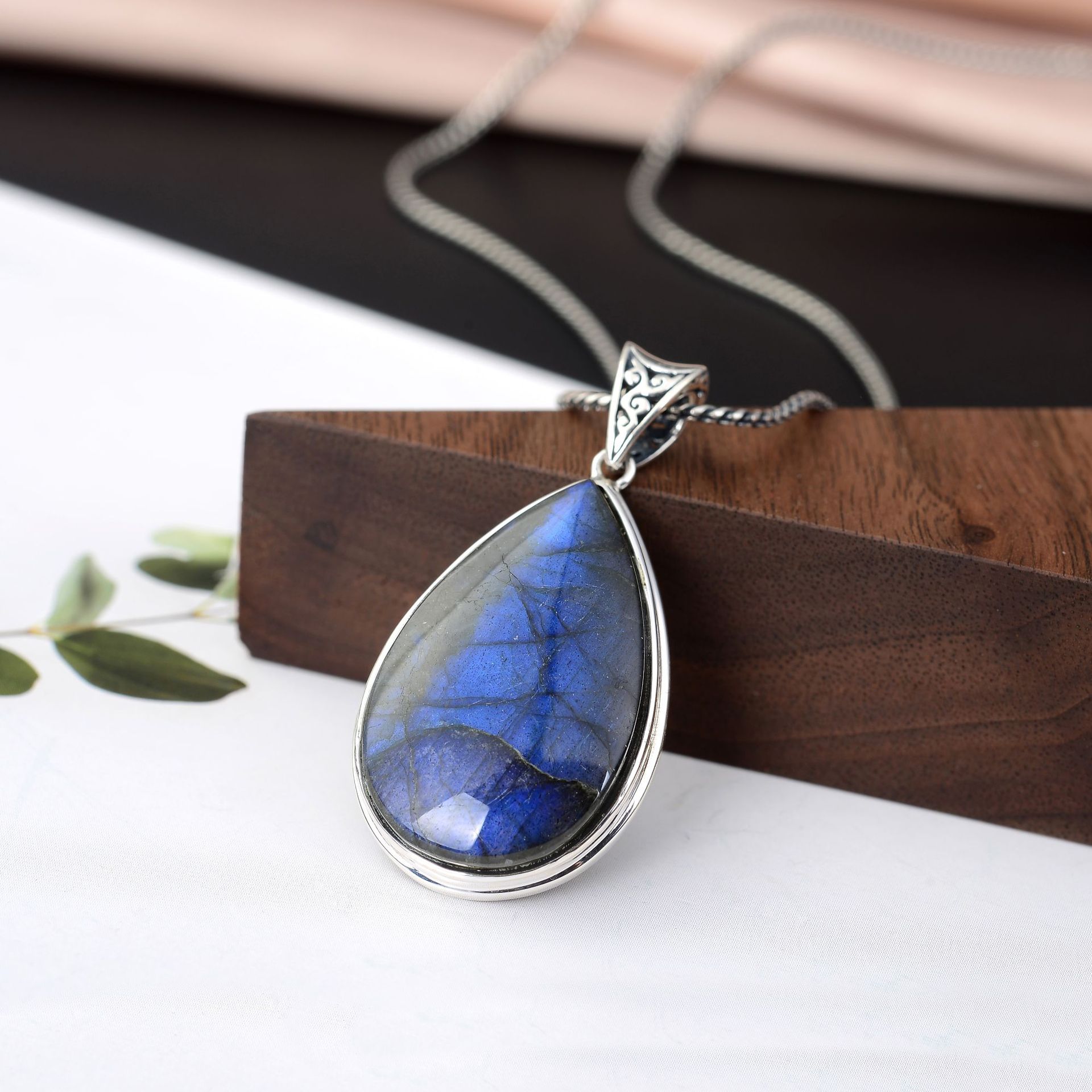 s925银天然月光石拉长石原石吊坠女水滴形复古简约百搭饰品厂家