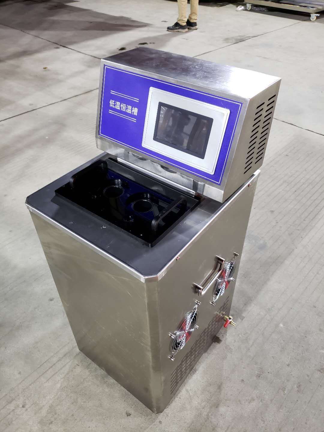 一,产品用途: 高精度额温枪标定恒温槽是自带制冷和加热的高精度