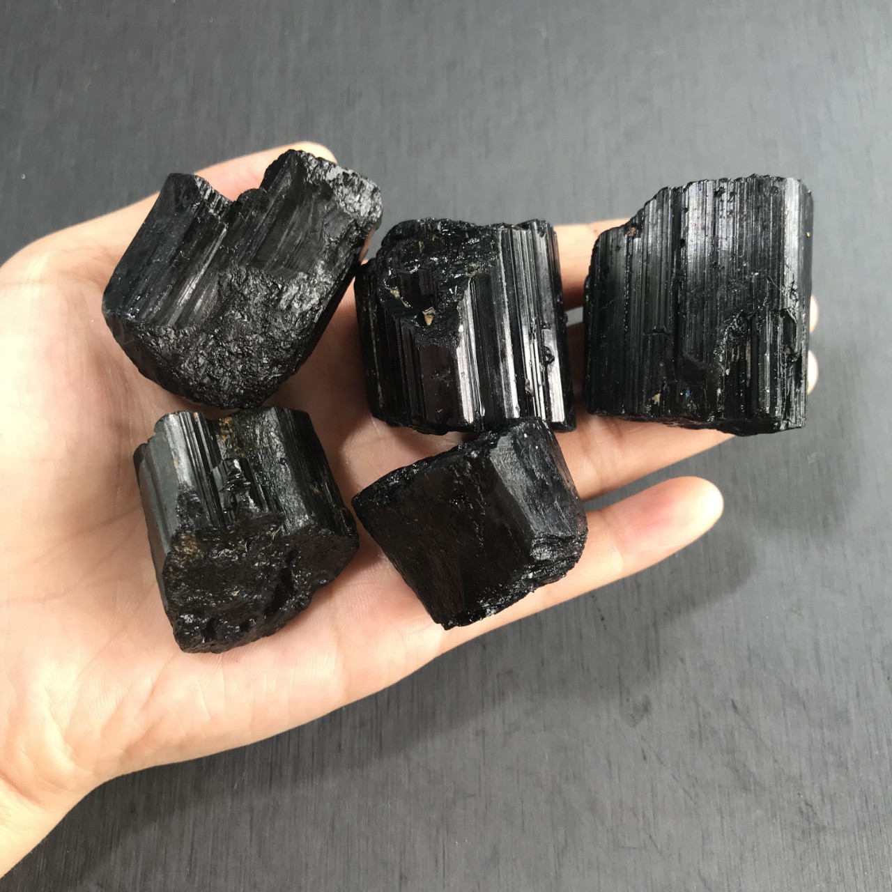 天然电气石原石托玛琳石黑碧玺原石净化水教学标本