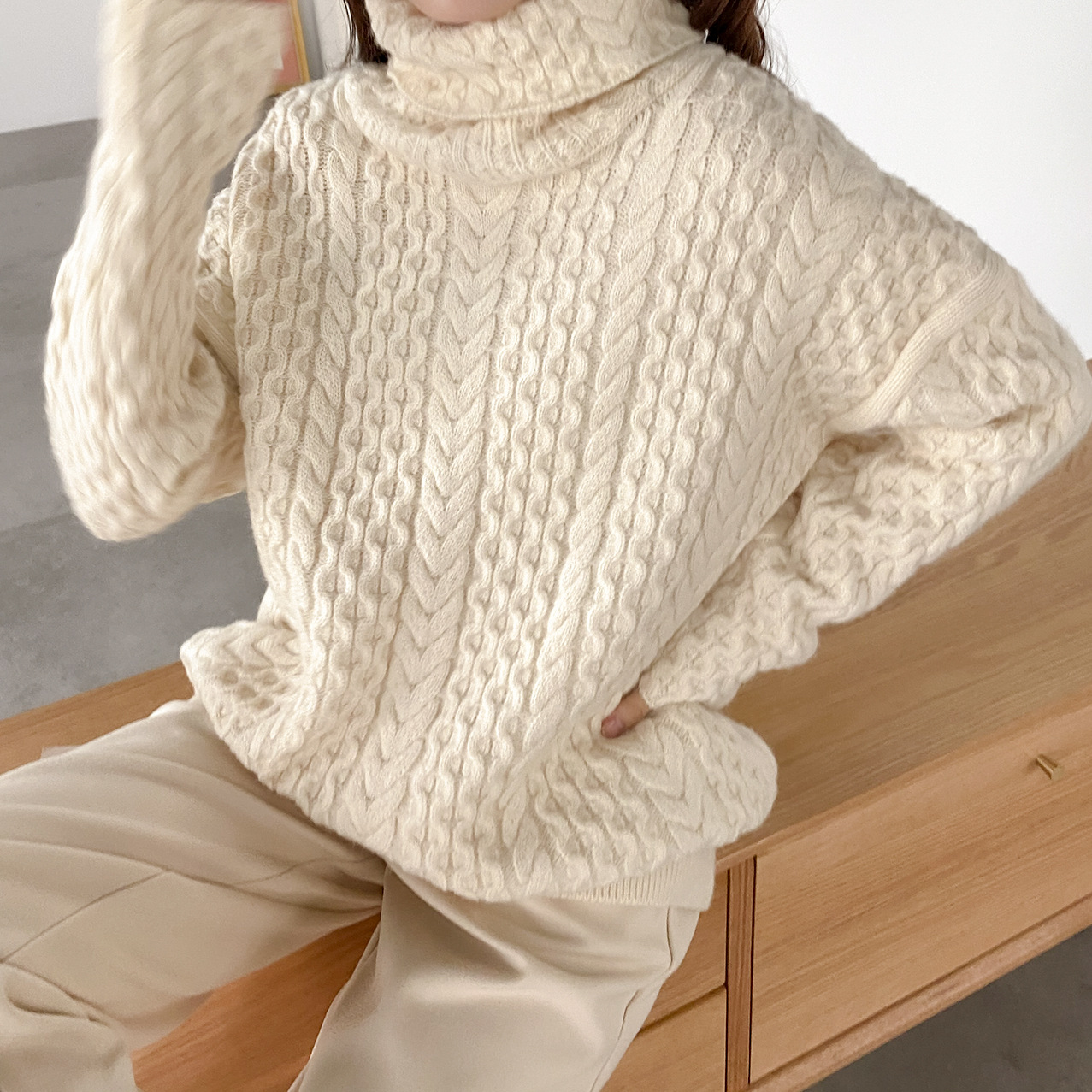 秋冬新品 加厚三色麻花针法软糯两翻领高领女式长袖套头毛衣