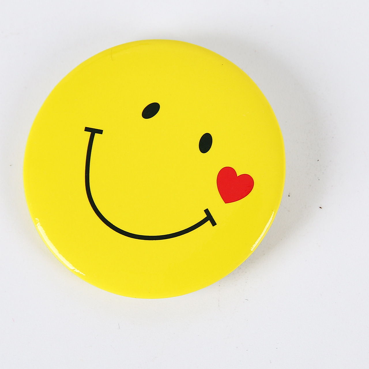 厂家定制微笑服务胸章 笑脸徽章别针 宾馆酒店员工胸牌批发