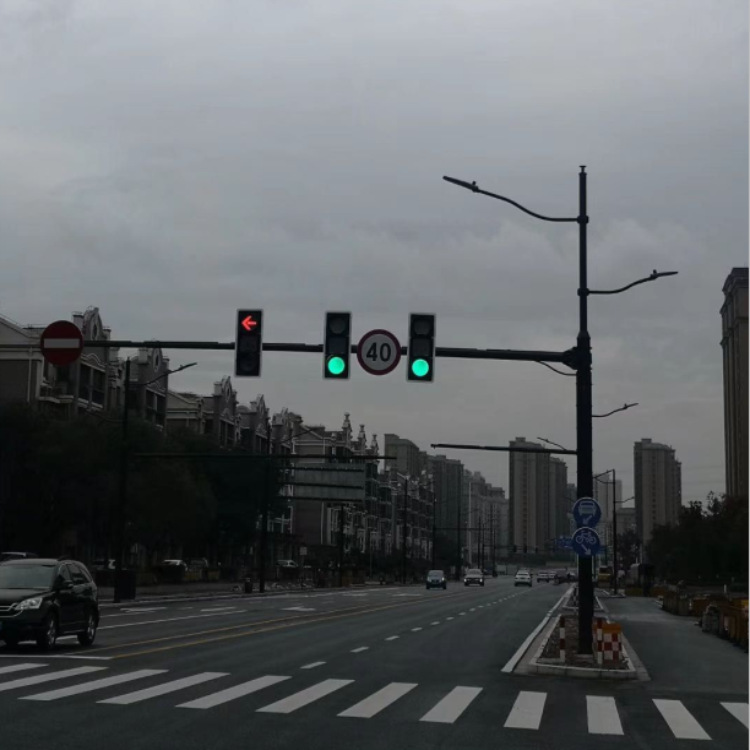 十字路口信号灯交通杆交通道路标志牌杆多功能交通综合杆