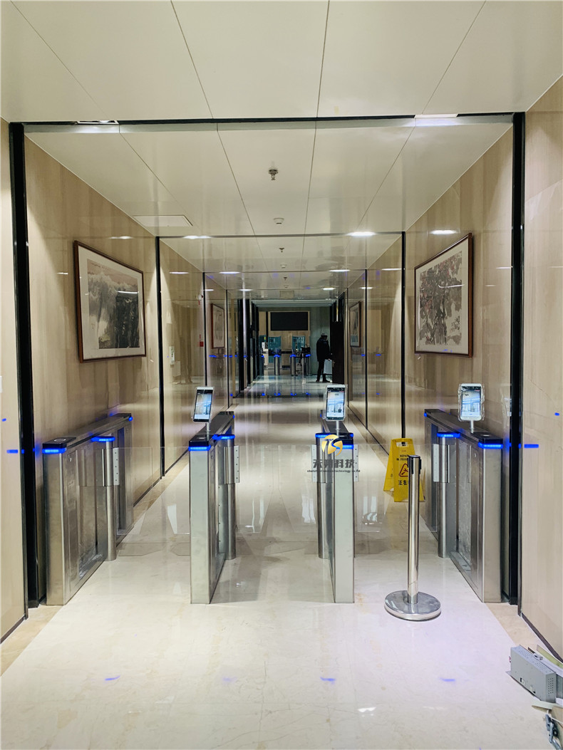 厂家直销人脸识别测温门禁系统 人脸识别体温一体机 人行通道闸机