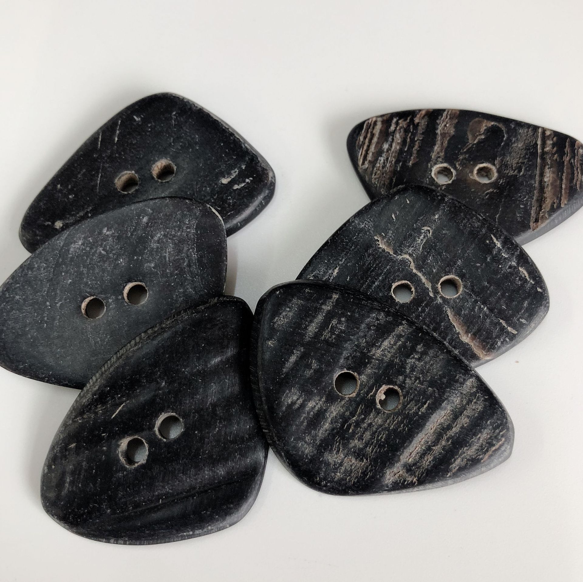 厂家直销天然牛角扣牛角皮扣三角形两孔纽扣黑色异形扣风衣真皮扣