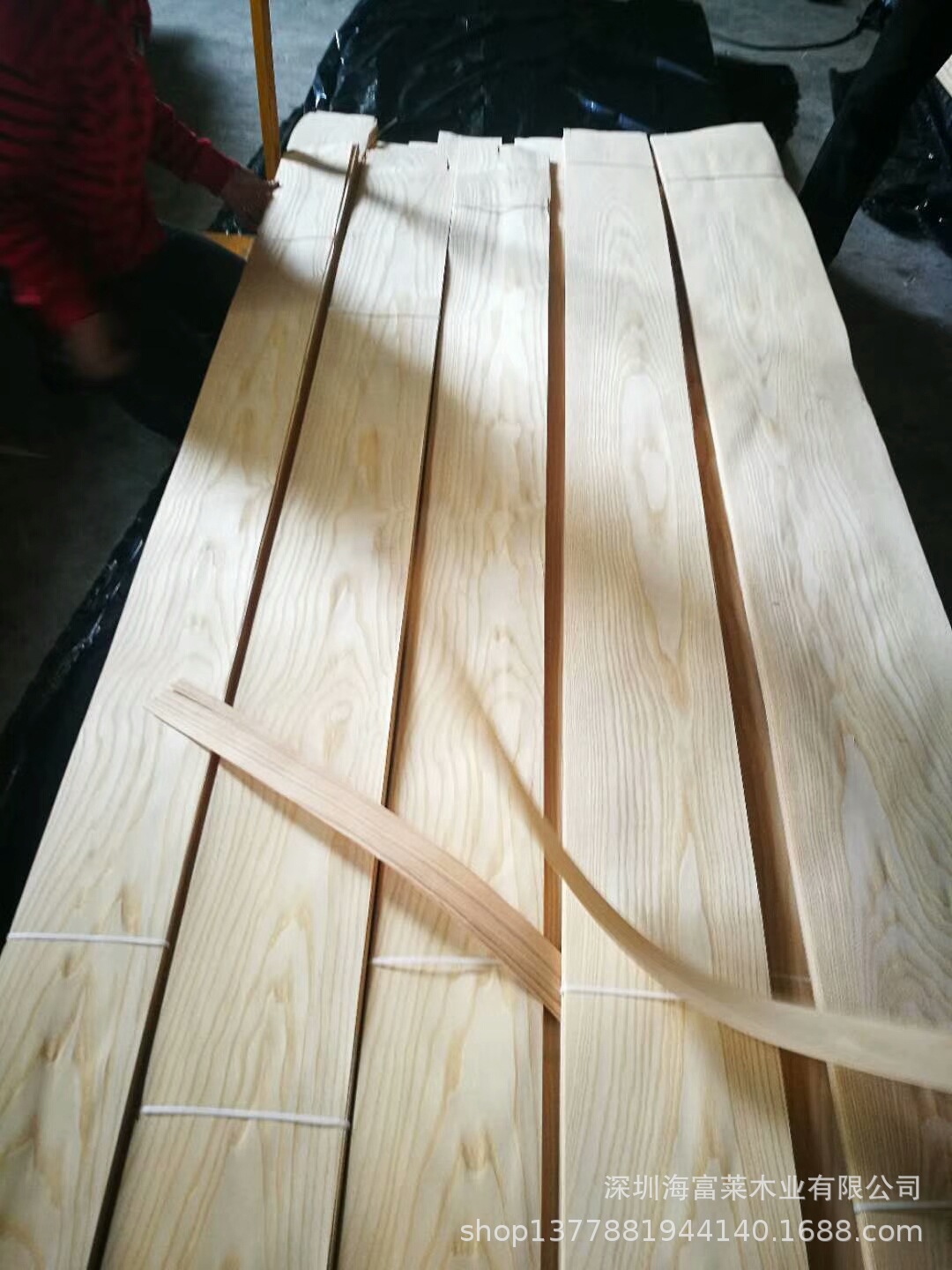 美国白枫木山纹直纹 白源木皮背景墙装饰板 科技白栓木皮护墙板