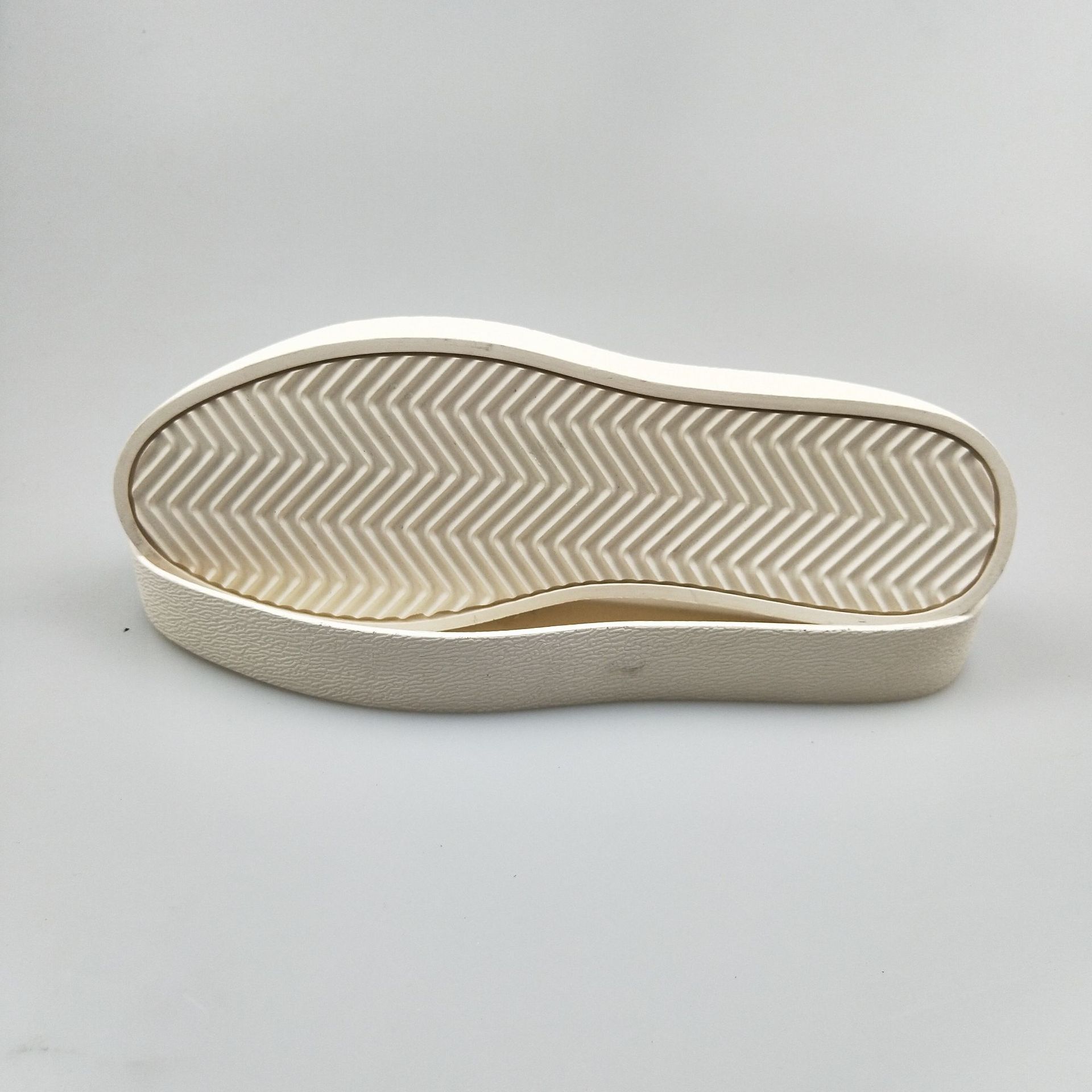 橡胶底厂直销小白鞋底 来自星星的你同款 橡胶材质 耐磨防滑