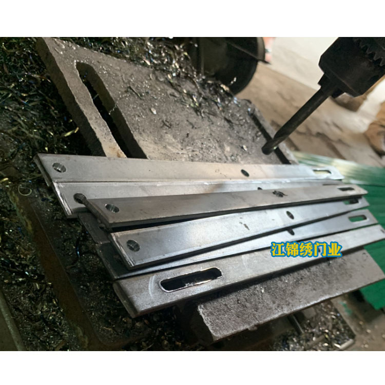 扁铁拉闸门旧款式铁闸门老式防盗网伸缩门折叠推拉门