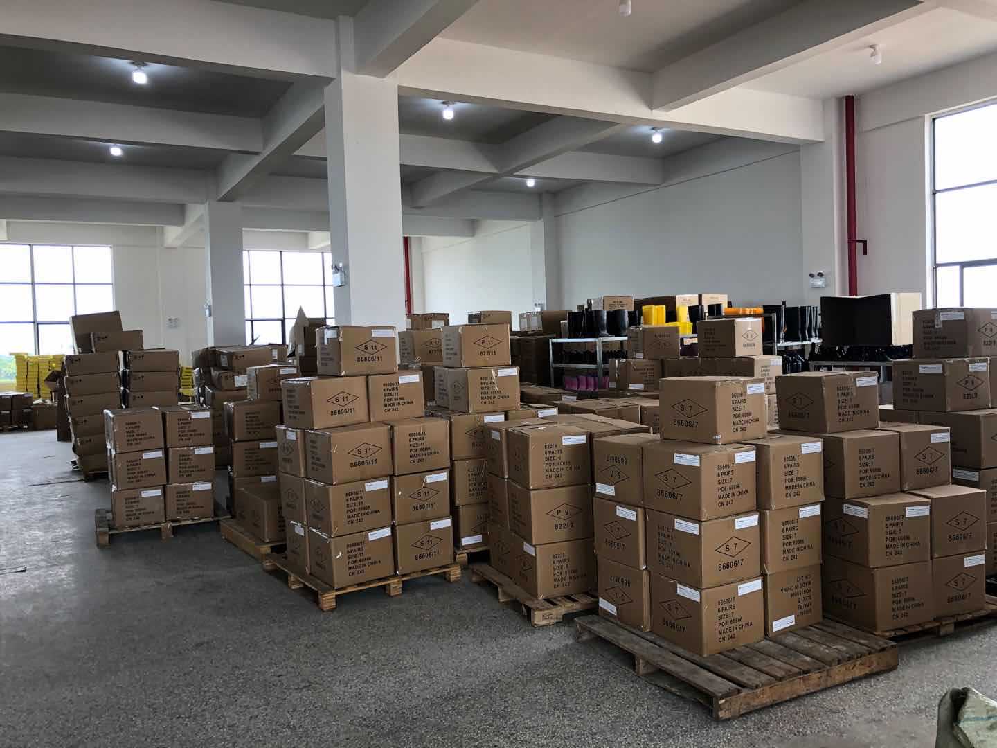 源头工厂定制生产儿童pvc雨鞋学生雨靴套靴批发儿童时尚雨鞋