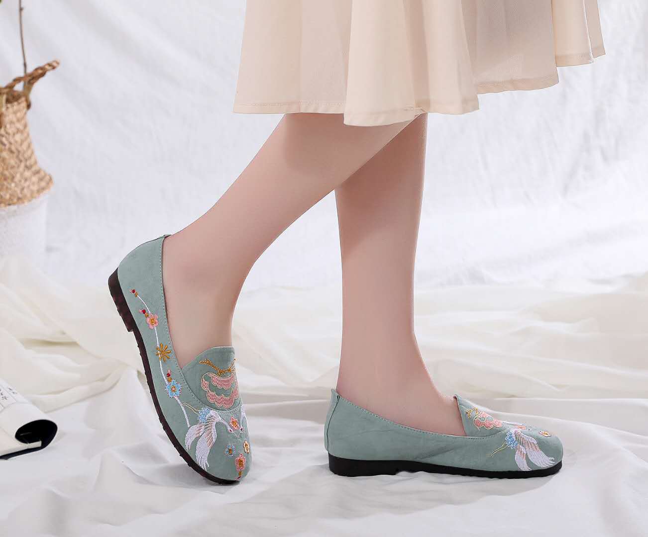 棕艺众康麻鞋 女士绣花 透气吸汗散步鞋 广场舞鞋批发 少女布鞋