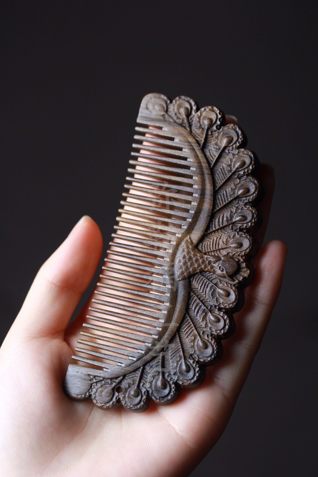 沉香木梳 虎斑纹菩萨棋沉香木雕孔雀开屏梳子 女士头发梳定制批发