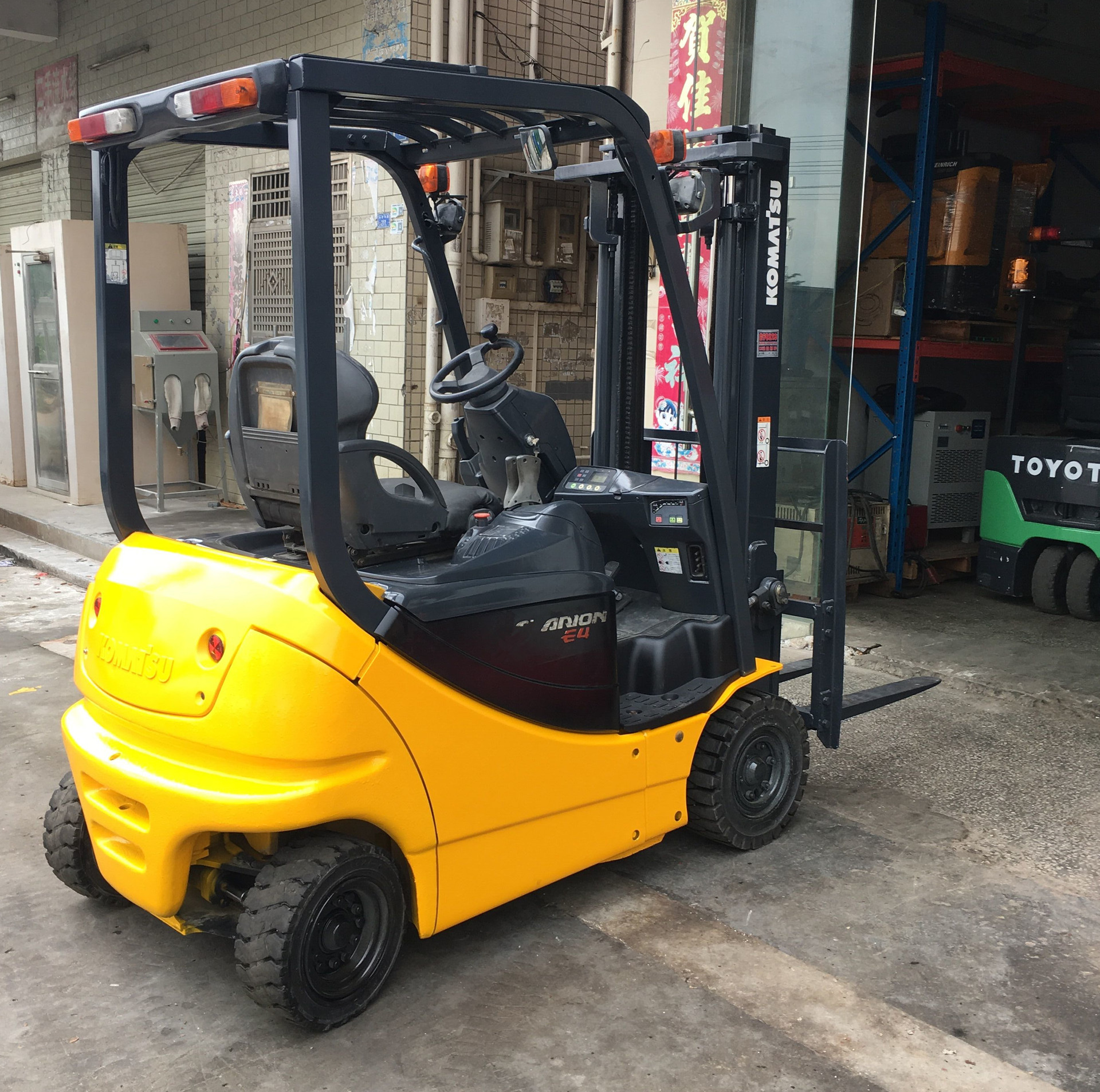 2吨komatsu平衡重式电瓶叉车租赁 电动叉车 2吨坐式电动叉车