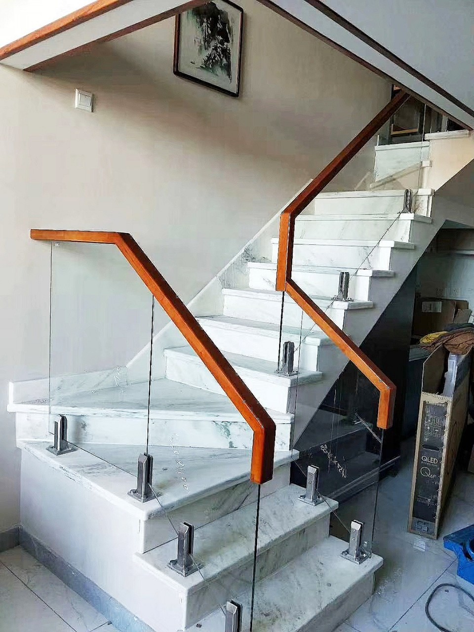 不锈钢拉丝钛金扶手,玻璃楼梯护栏,玻璃楼梯栏杆,轻奢风格护栏