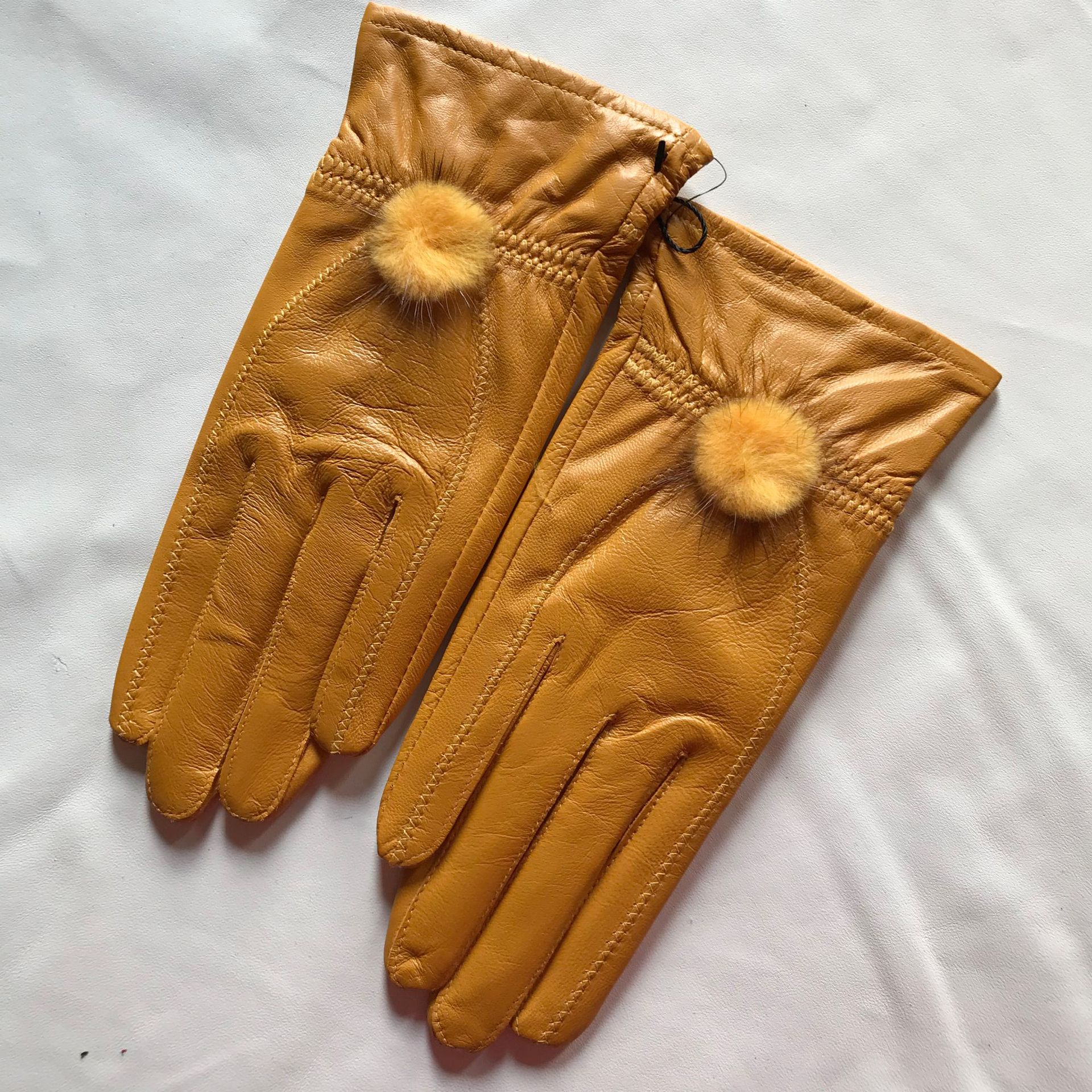 短款皮手套女士真皮手套柔软绵羊皮水貂毛球球皮草可爱薄加绒冬季