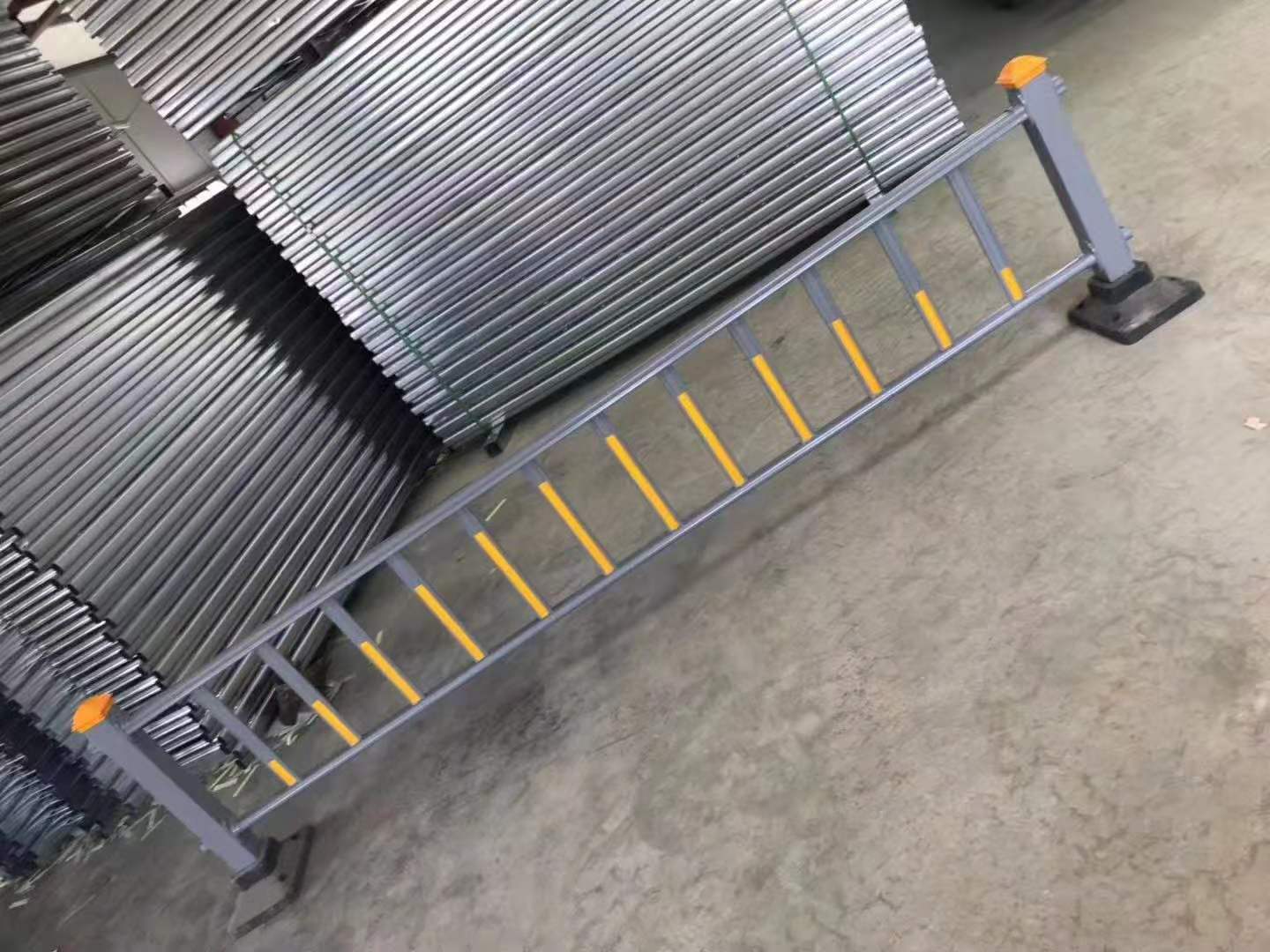 定制直销镀锌锌钢道路护栏防眩板护栏交通护栏市政护栏-阿里巴巴