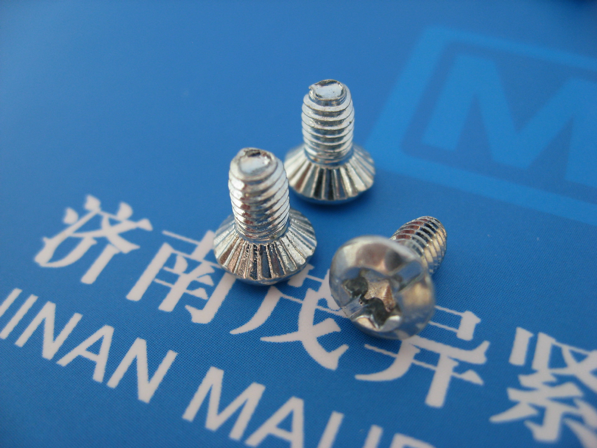 梅花槽半沉头三角锁紧螺钉din7500qe-2009