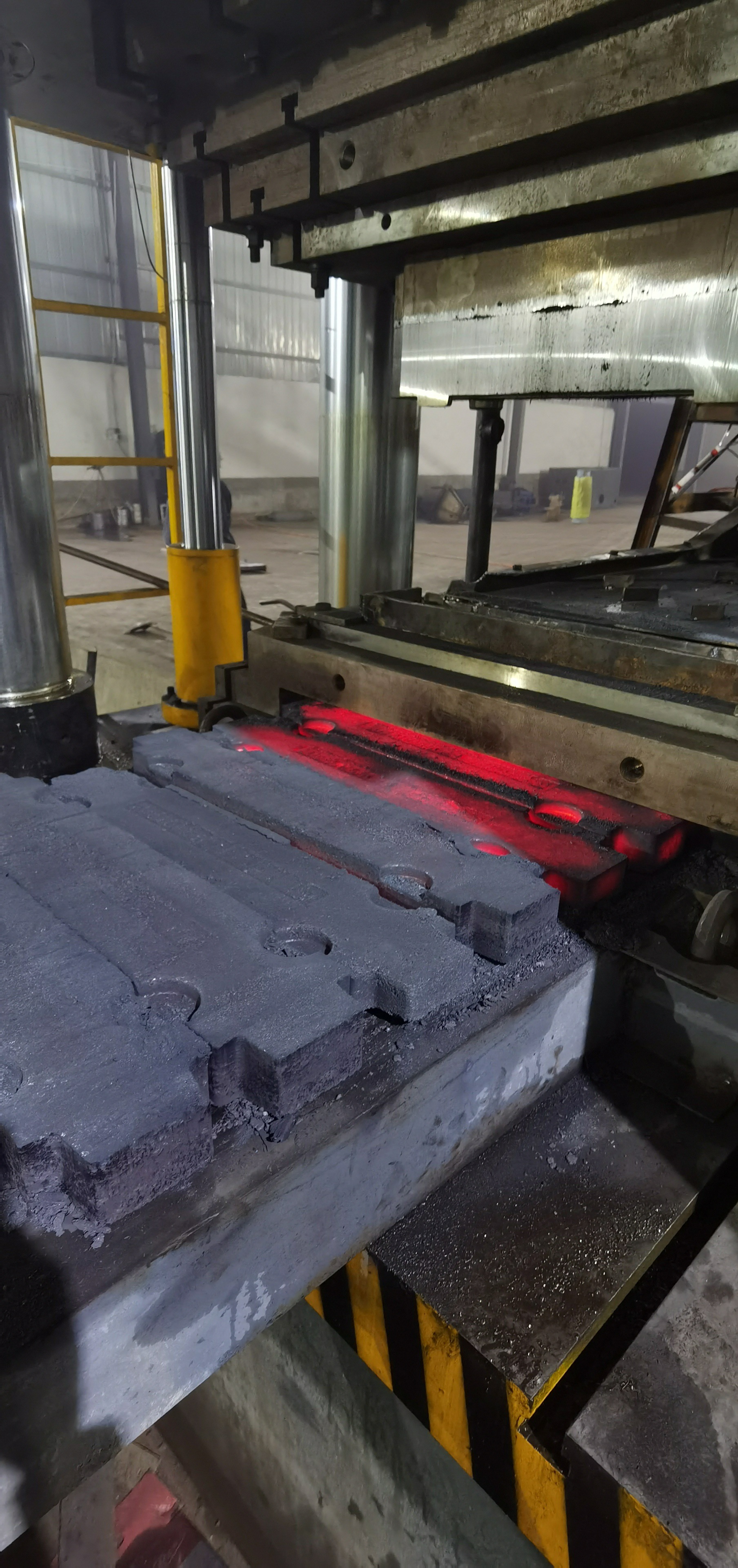 3000吨红冲模铸件锻压机金属粉末成型热锻机快锻压机快速模锻机