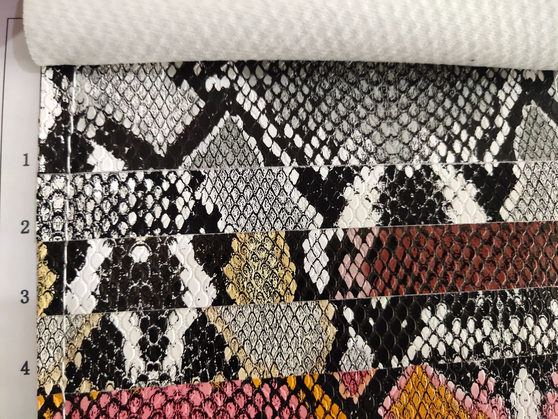 现货新款蛇纹pu印花皮革 皮裙皮裤服装皮革面料 纺织人造革厂家