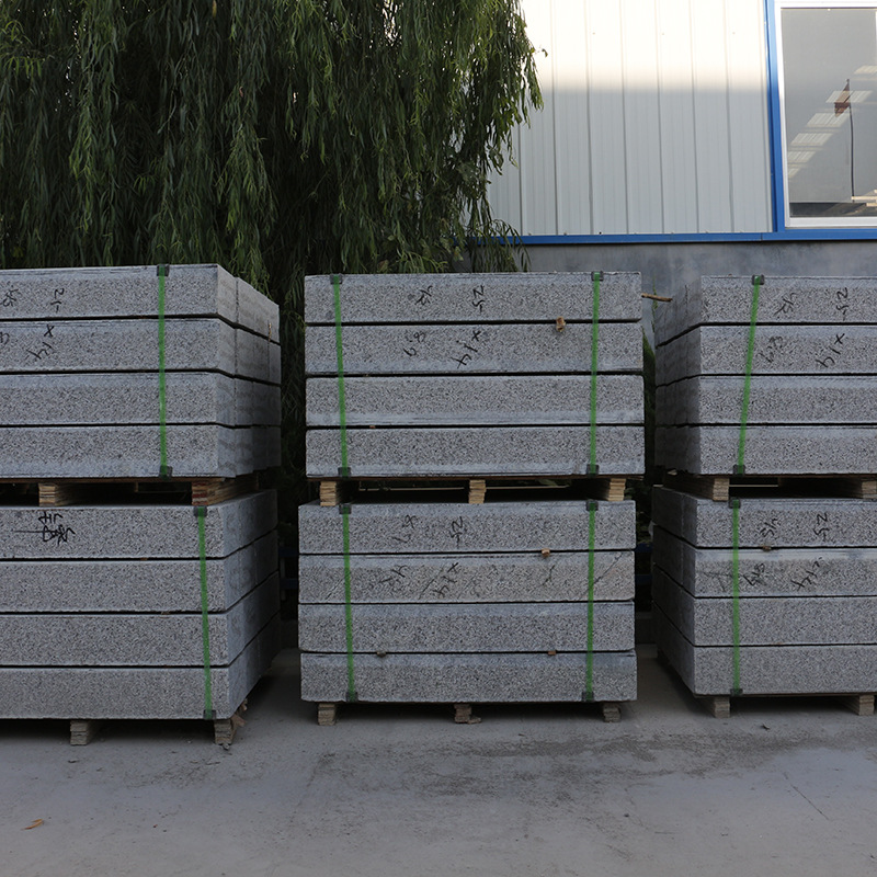 现货芝麻灰平石 花岗岩地铺芝麻灰侧石可定做 灰麻石路沿石图