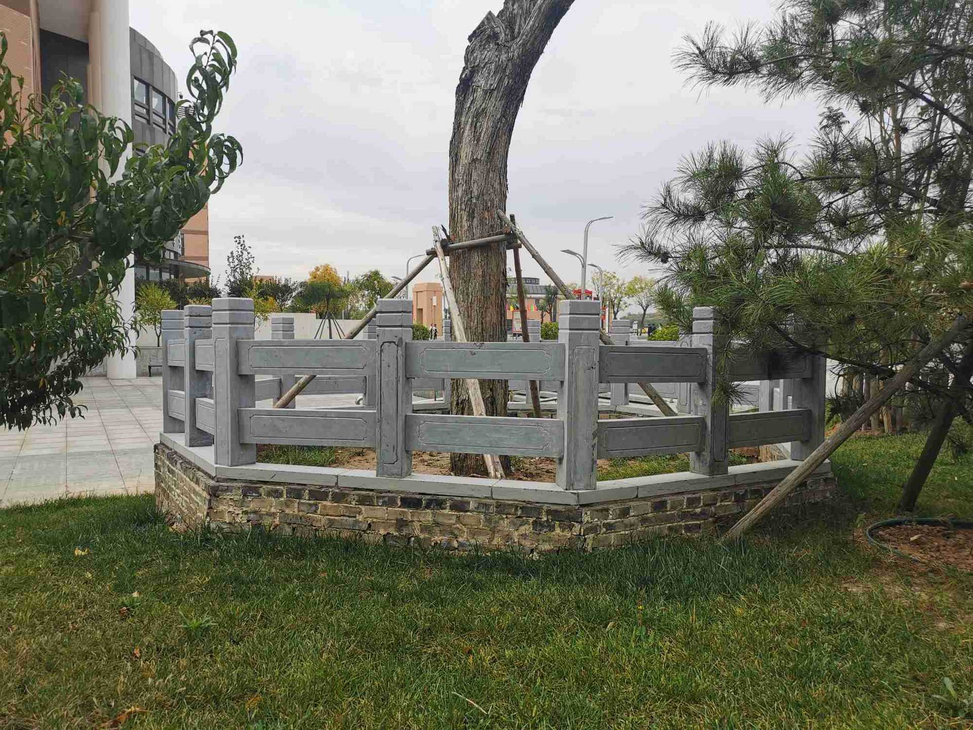 厂家供应古树保护围栏青石栏杆树池护栏各种规格材质的石雕树栏