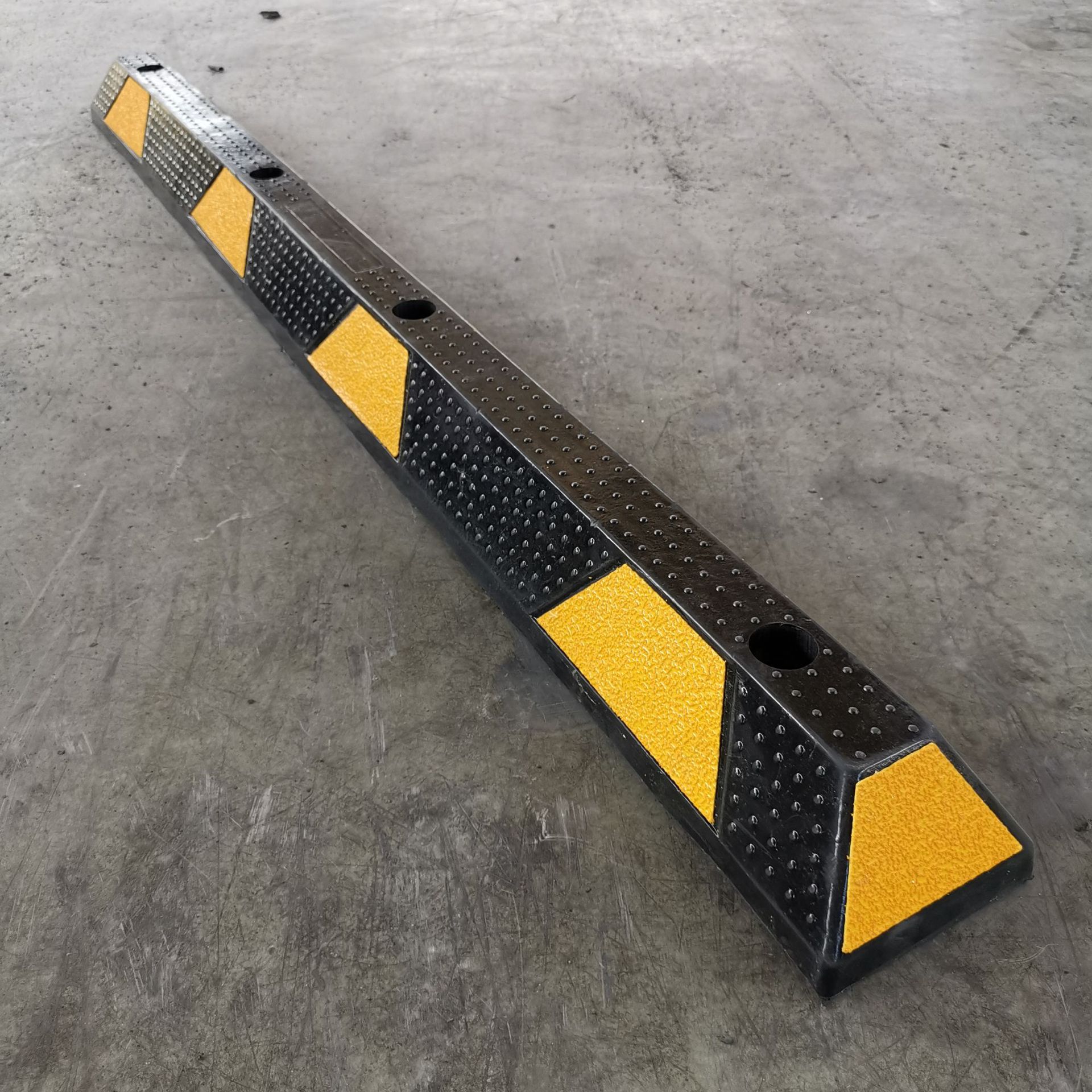 1米83橡胶定位器阻车器 停车止退器超反光挡车器 1830挡车器