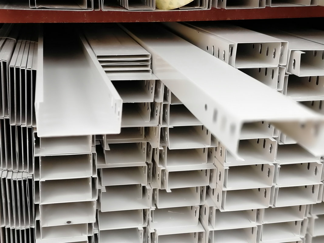 白色槽式大跨距桥架100*50 防火电缆桥架 电线槽镀锌槽式桥架