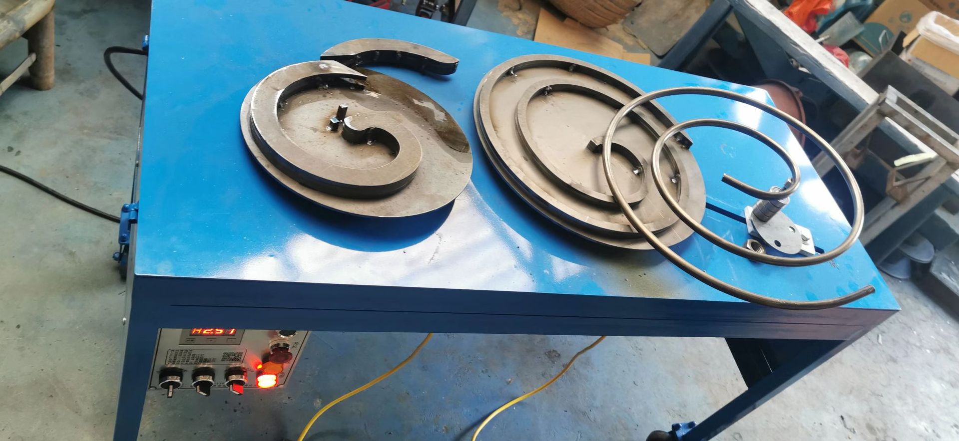 s形花,p形花这几个最基本的铁艺花形拼成的,dhdw16a型电动弯花机就是