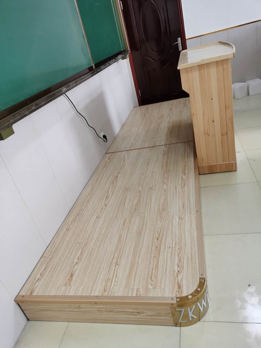 厂家定制板木中式教室学校讲台 棕色米白发言台地台演讲台舞蹈台