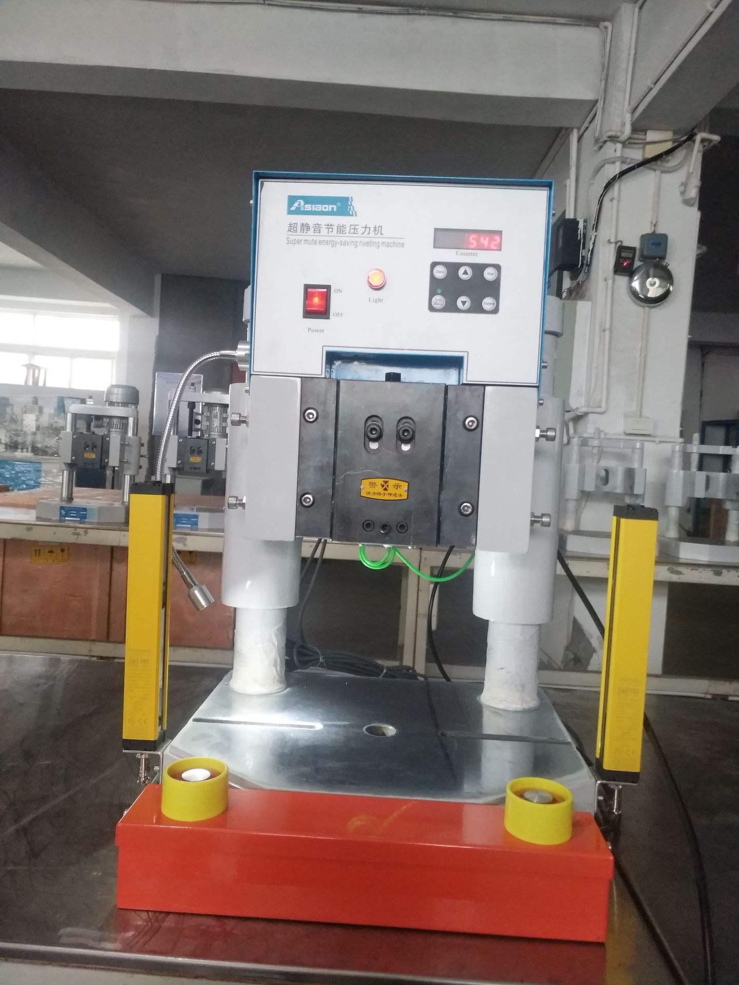 带光栅小型冲床15吨小冲床2吨小冲床3吨小冲床桌面电动冲床