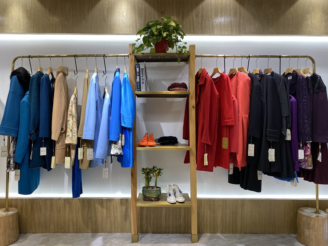 高端大气上档次女装萨侬品牌尾货折扣货源高档服装实体店批发进货