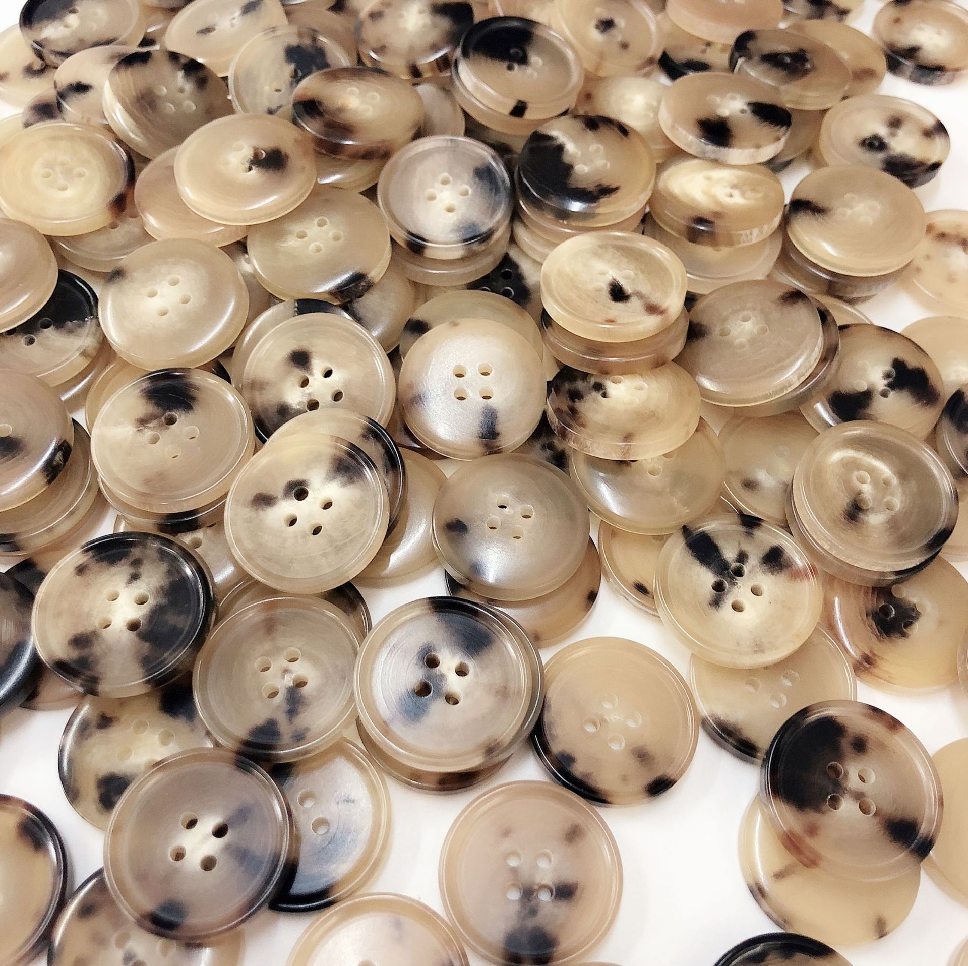 天然黄牛角2号色 真牛角纽扣 白牛角扣 黄牛角细边扣泰迪款四眼扣