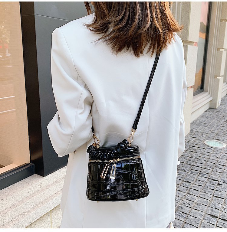 Online Influencer Pop Pleated Handbags Women's Bag 2023 New Crocodile Pattern Textured Box Bucket Shoulder Messenger Bag