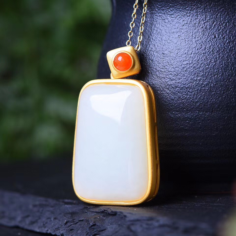 金镶玉银平安无事牌吊坠 925银镶嵌和田玉平安牌配南红项链