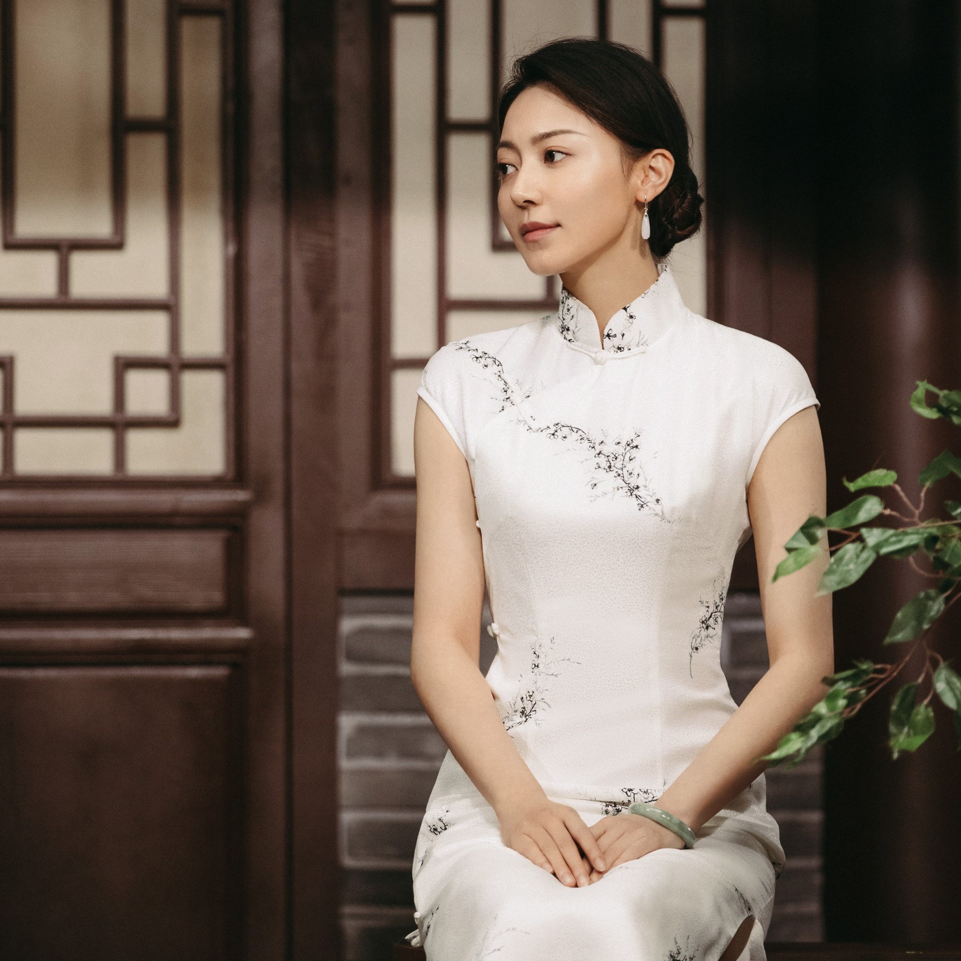 演员请就位黄梦莹明星同款复古白色印花短袖旗袍长款高开叉连衣裙