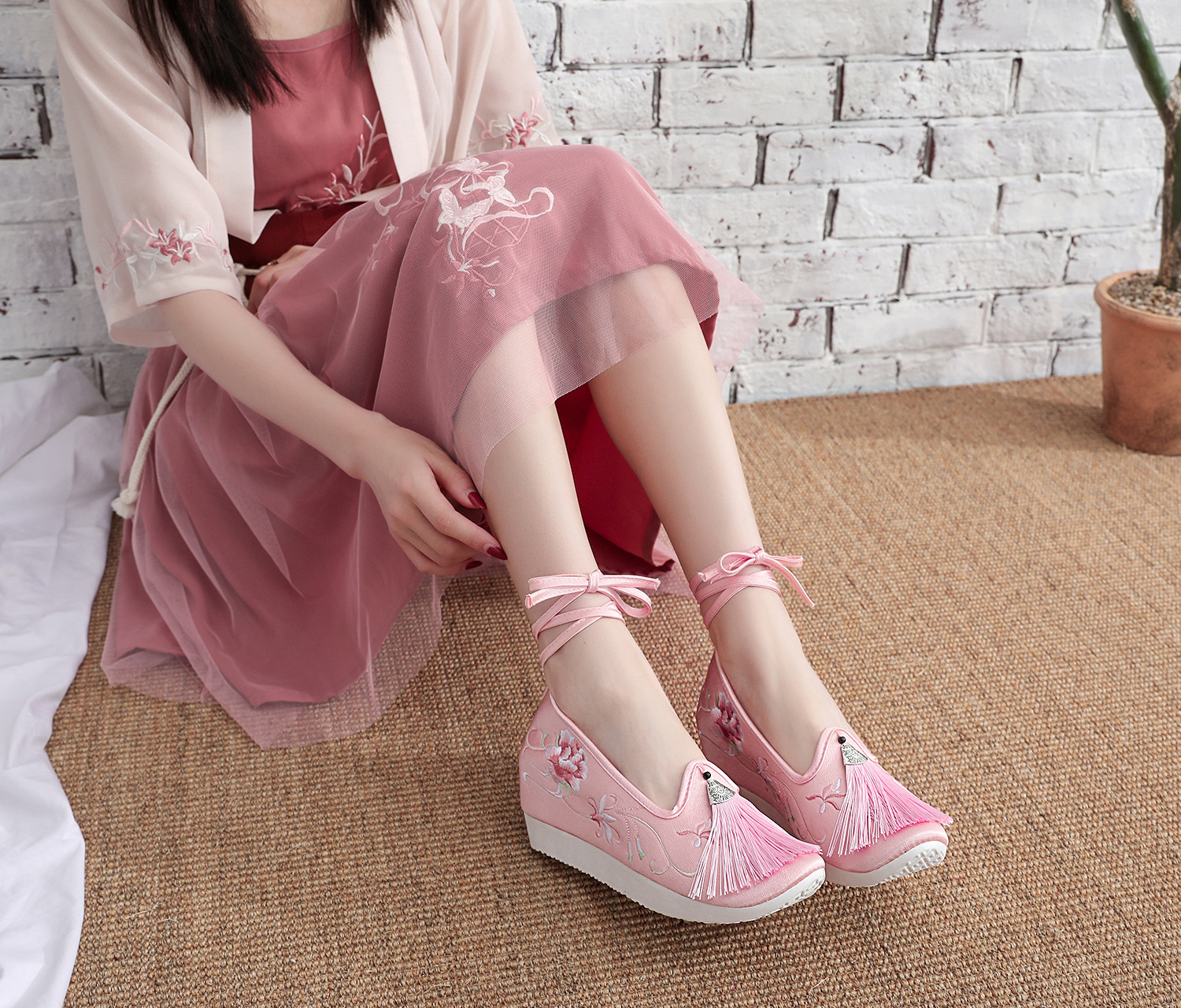 苏荷--步云履汉服鞋子女古风古装搭配复古民族风绣花鞋子女