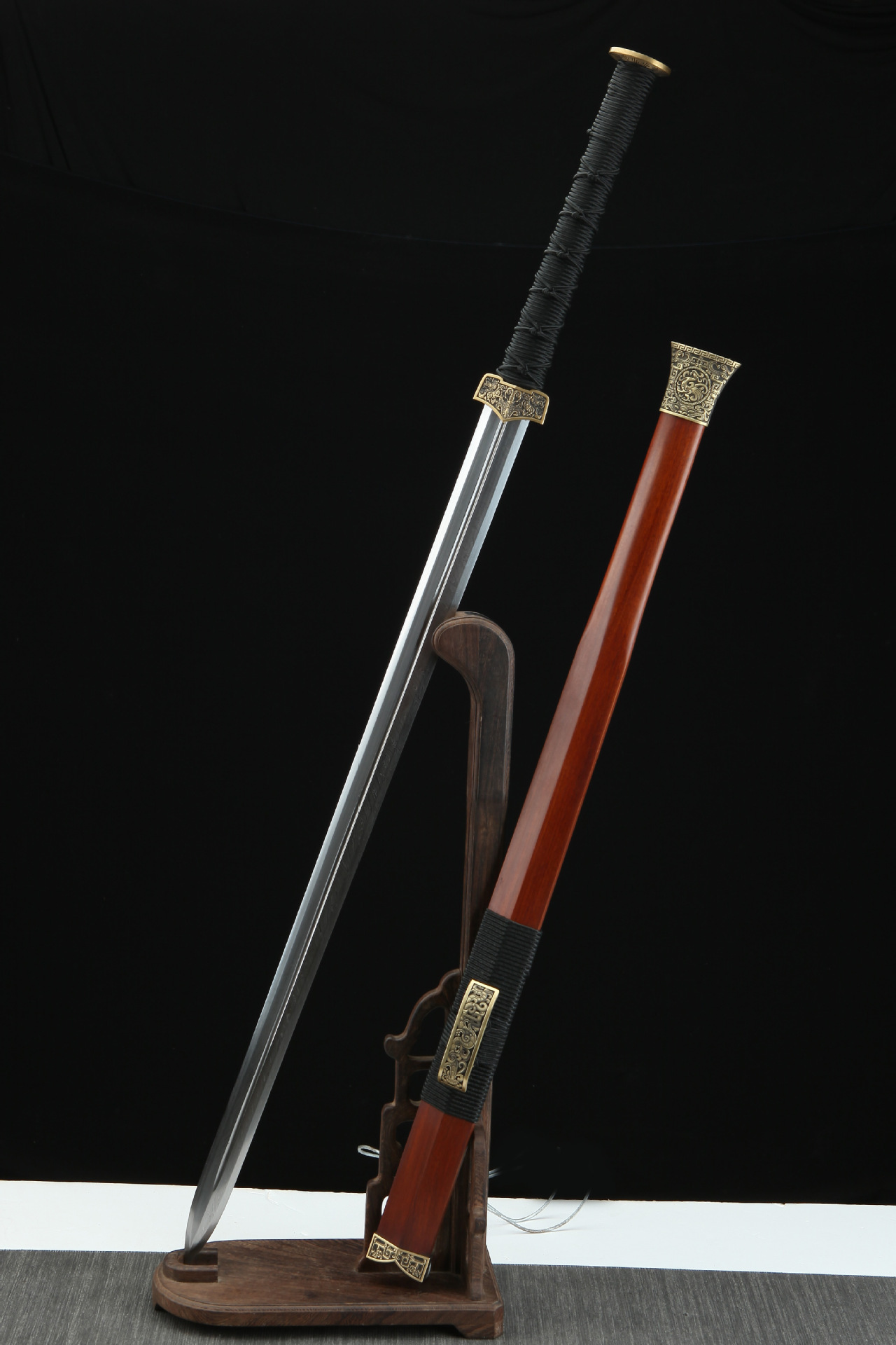 纹理清晰细腻,八面开细槽造型设计装具:纯铜精雕,精细打磨,亮铜;剑鞘