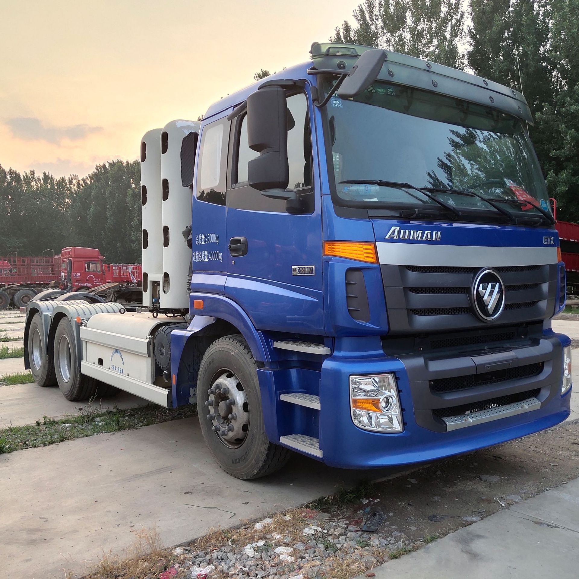 天然气(cng)半挂牵引车头二手轻体牵引拖车头 欧曼双驱拖车头