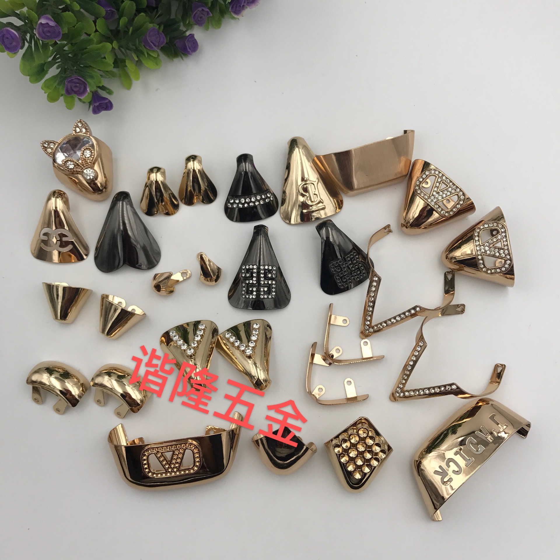 厂家2020新款金属镶钻鞋头 v字水钻五金鞋扣鞋头 欧美女鞋鞋配件