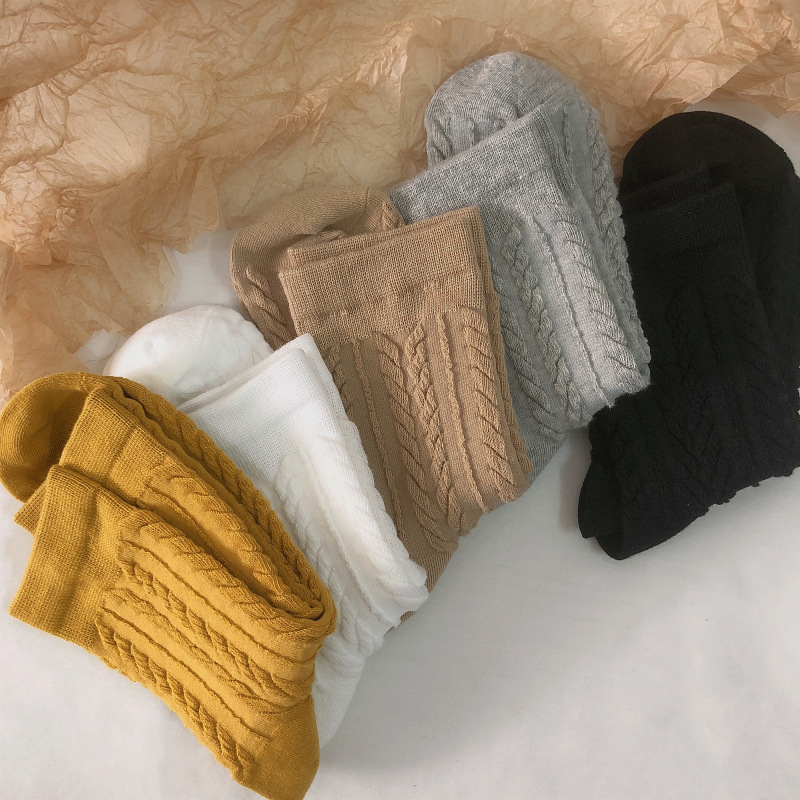 富有浪漫小情怀简单纯色系,在花纹上构思麻花纹,樱草色,很多青春元素