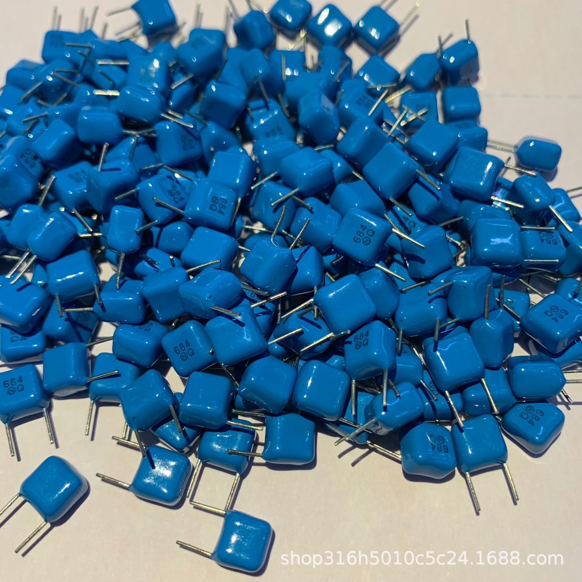 特性稳定性好封装/外壳正方形/蓝色安装类型直插高度-安装(最大值)4