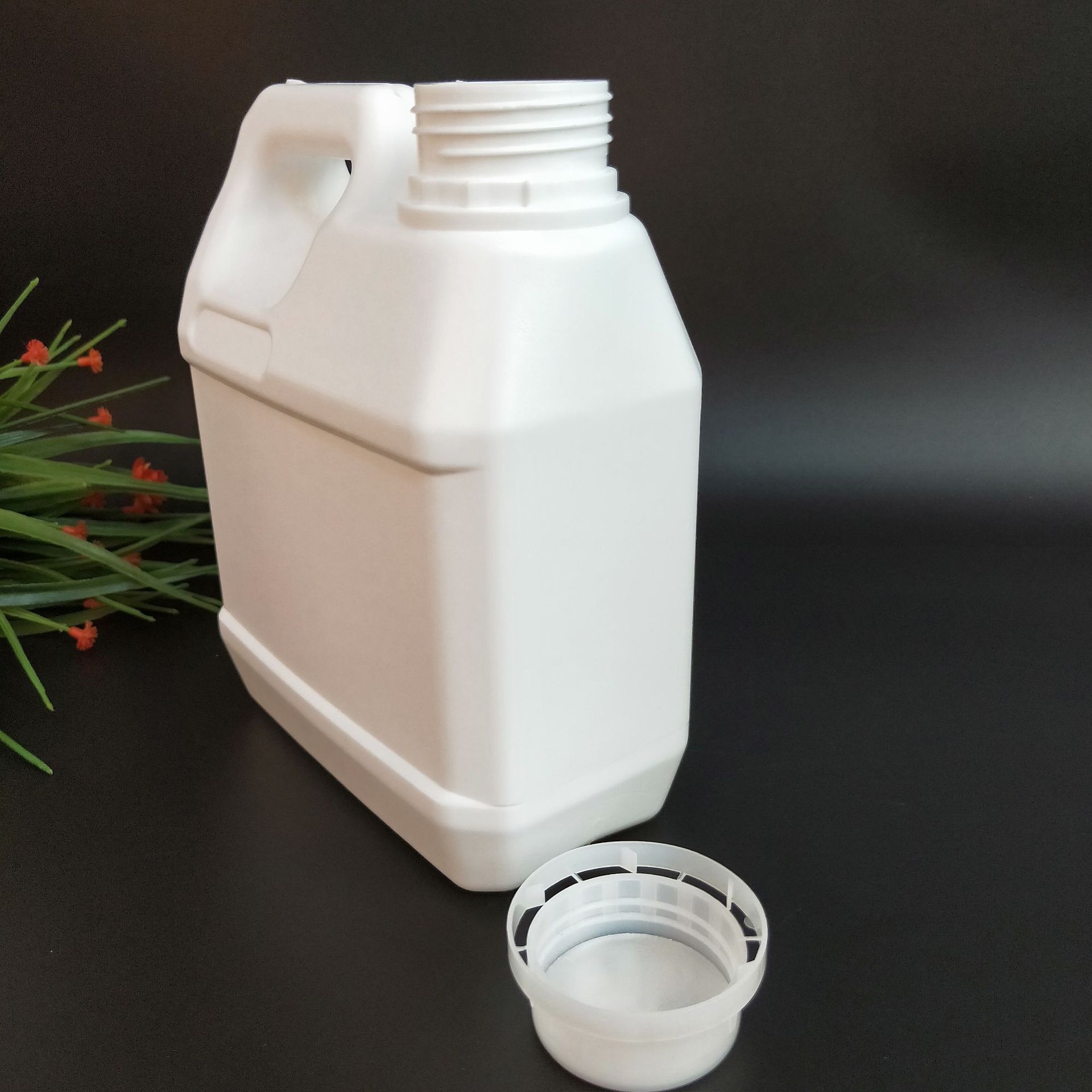 工厂现货供应新料白色化工扁罐塑料桶84消毒液桶带盖塑料桶