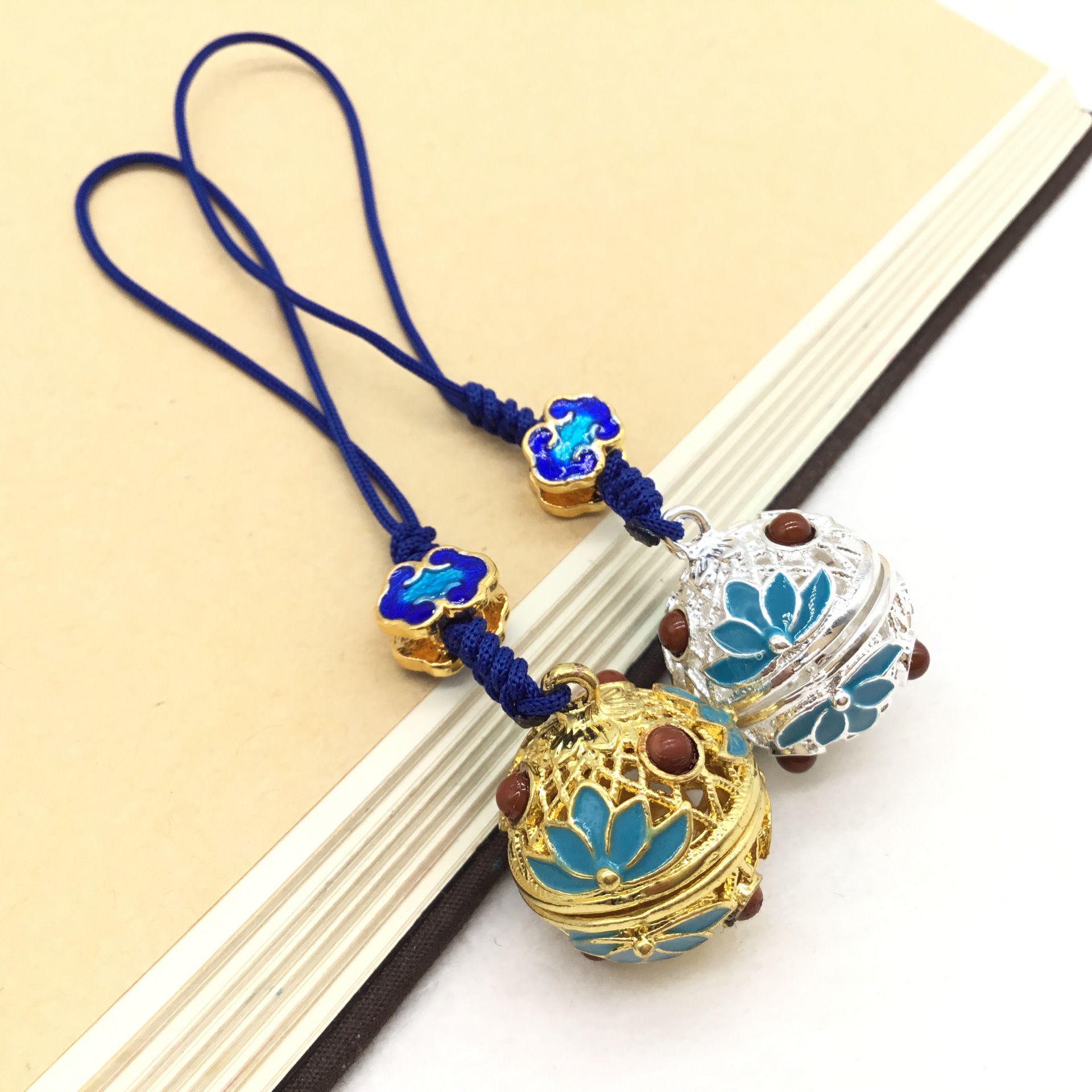 精致玲珑景泰蓝祥云香囊球香薰挂件可打开包包手机钥匙挂件七夕