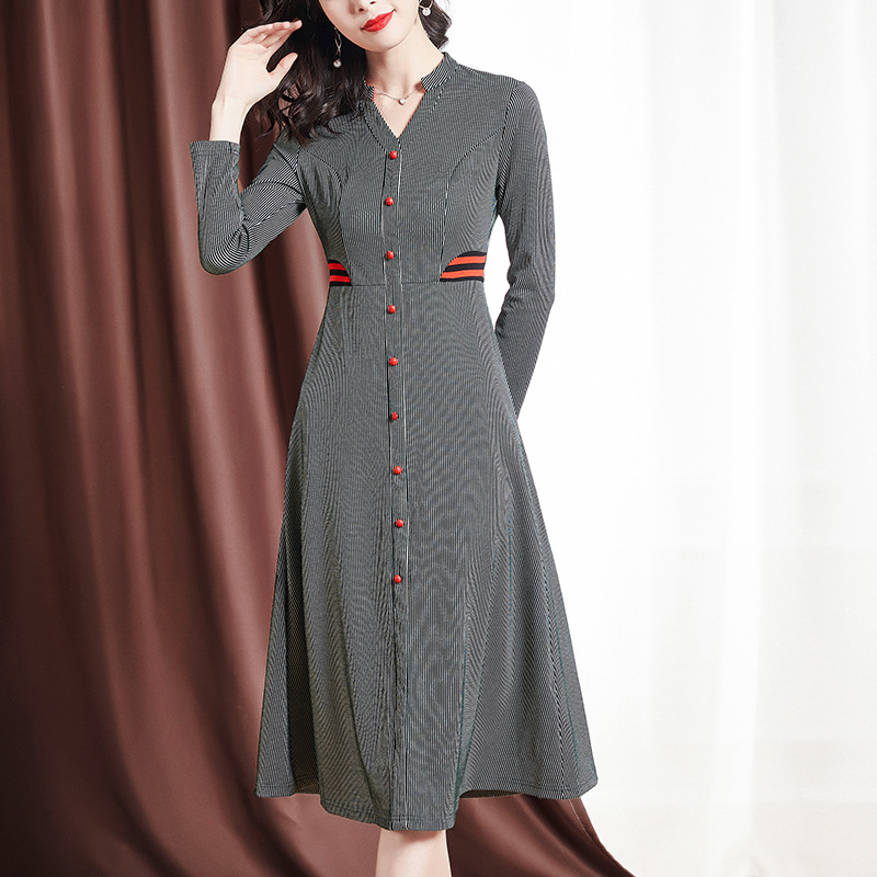 秋天衣服女新款妈妈连衣裙秋装长袖高贵中年洋气条纹v领裙子过膝